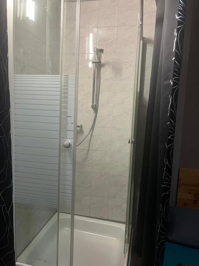 Hipokratios 3 Zimmer Mit Gemeinschaft Wc Fürth Buitenkant foto